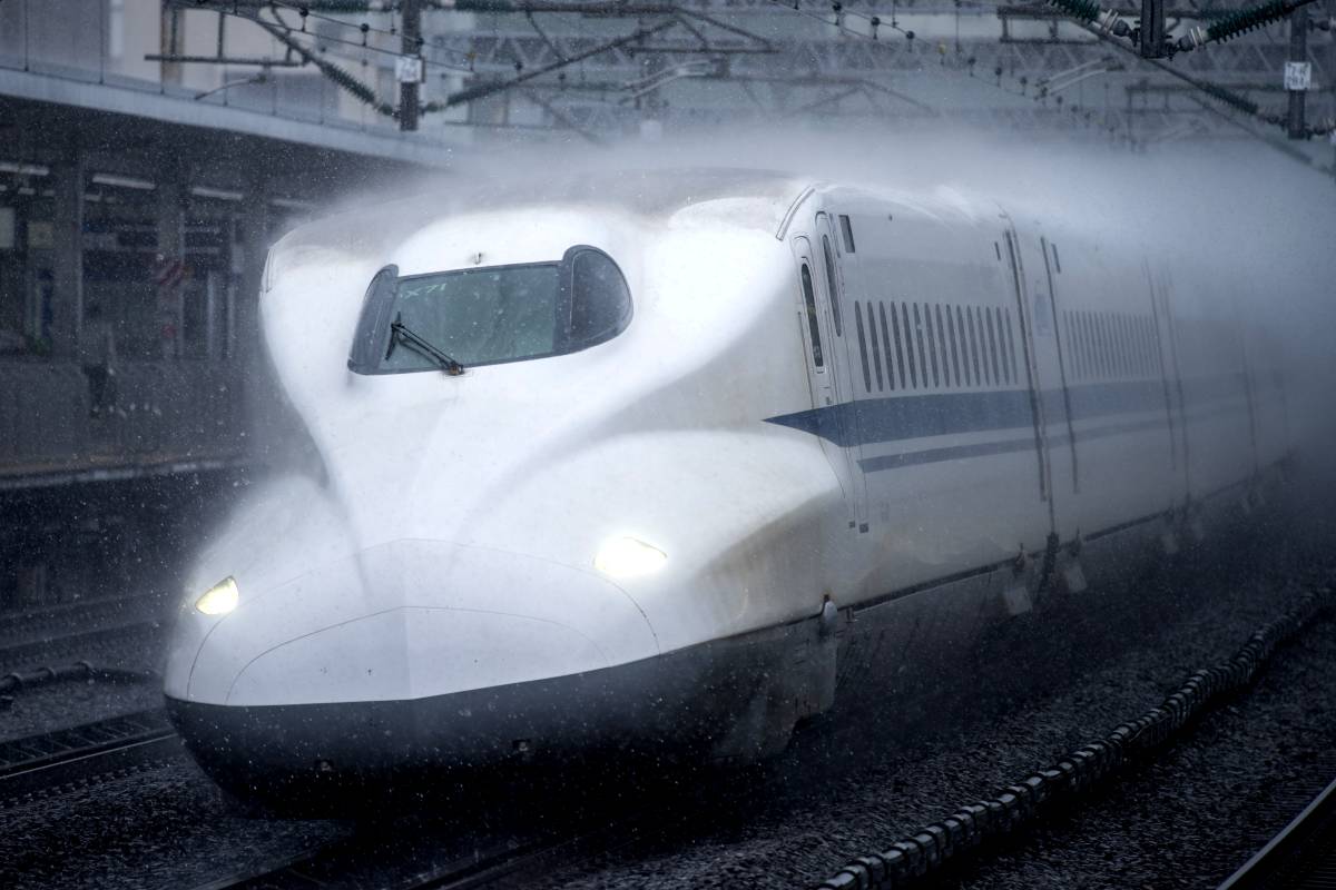 【2026年最新】台風接近時の東海道新幹線「計画運休」どう変わった？混乱を避ける予防的運休の真相と賢い回避策