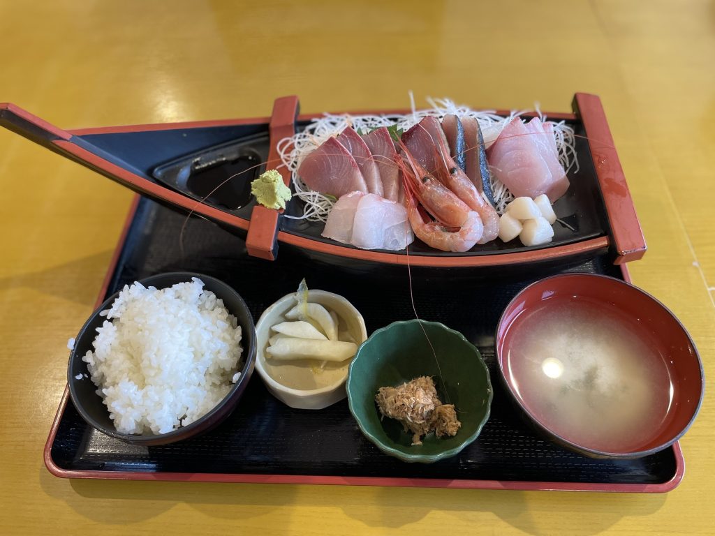 鳥取賀露港の市場食堂を徹底調査！絶品海鮮丼の値段と混雑回避法