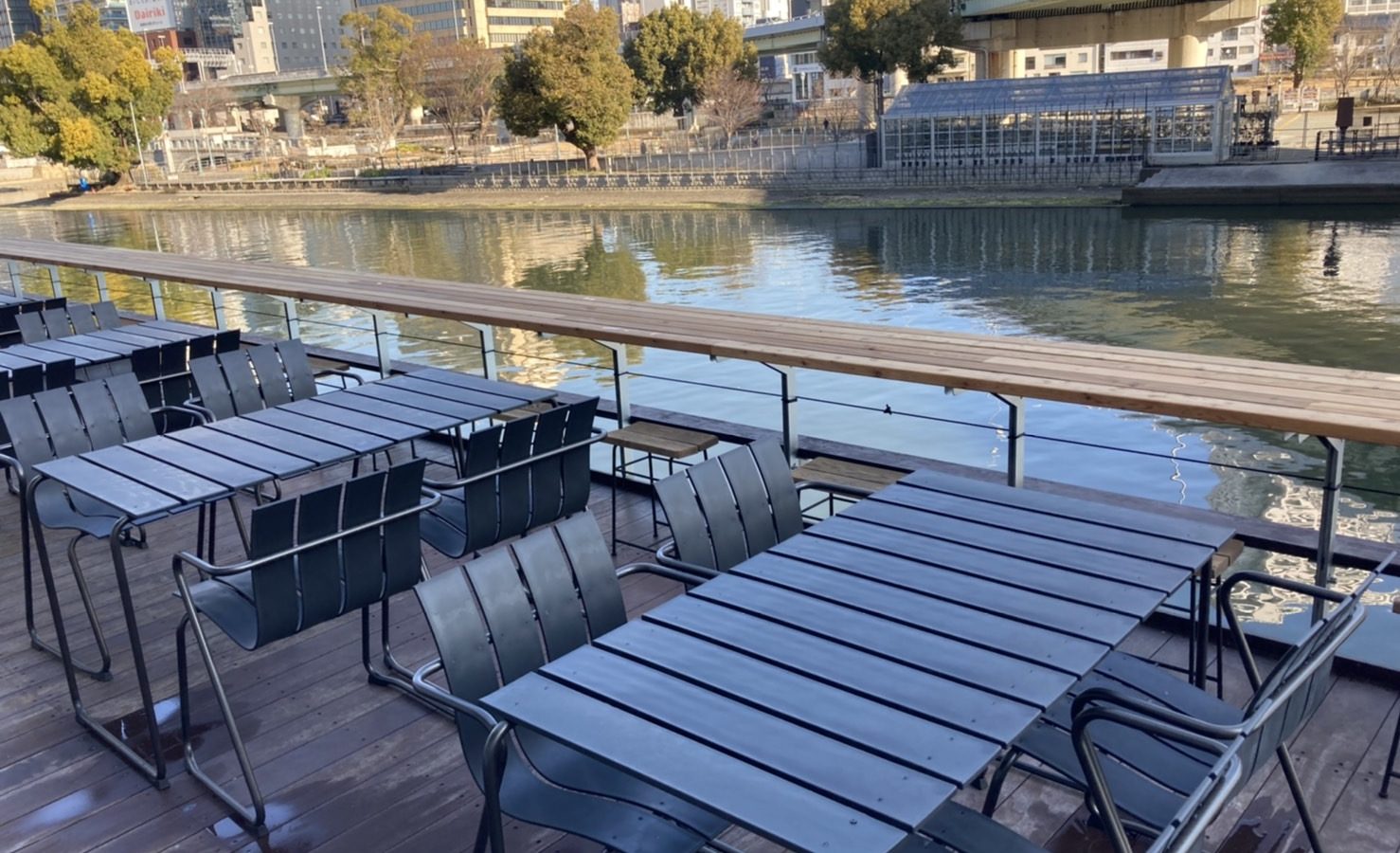 水辺の絶景テラスで極上の一杯！北浜カフェの混雑回避と最新事情