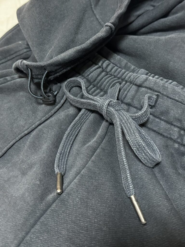 ドローコードとは？服や裾の紐の役割・結び方と邪魔な時の対処法