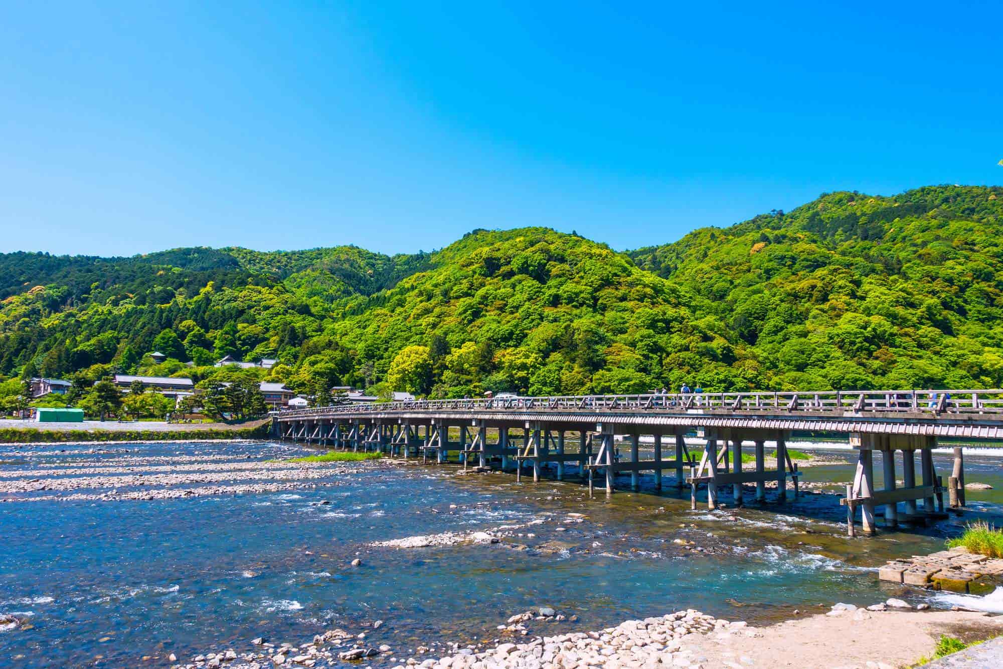 嵐山・渡月橋で振り返ると何が起きる？由来と混雑回避の決定版ガイド