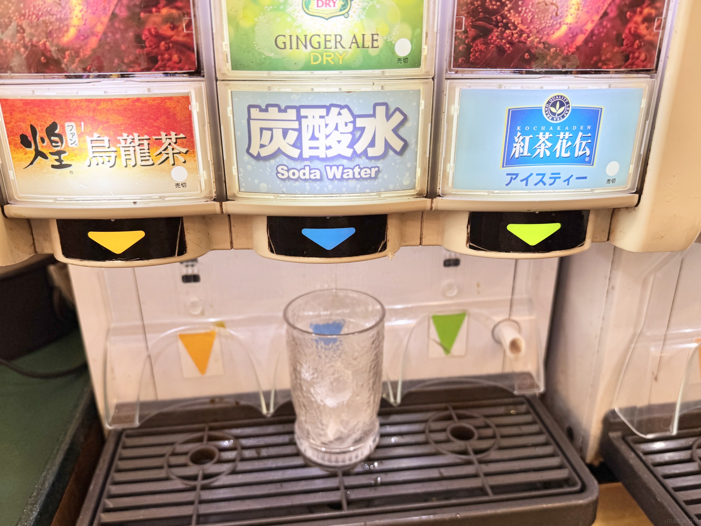 サイゼリヤの炭酸水は無料？頼み方とワイン割り裏技を徹底解説
