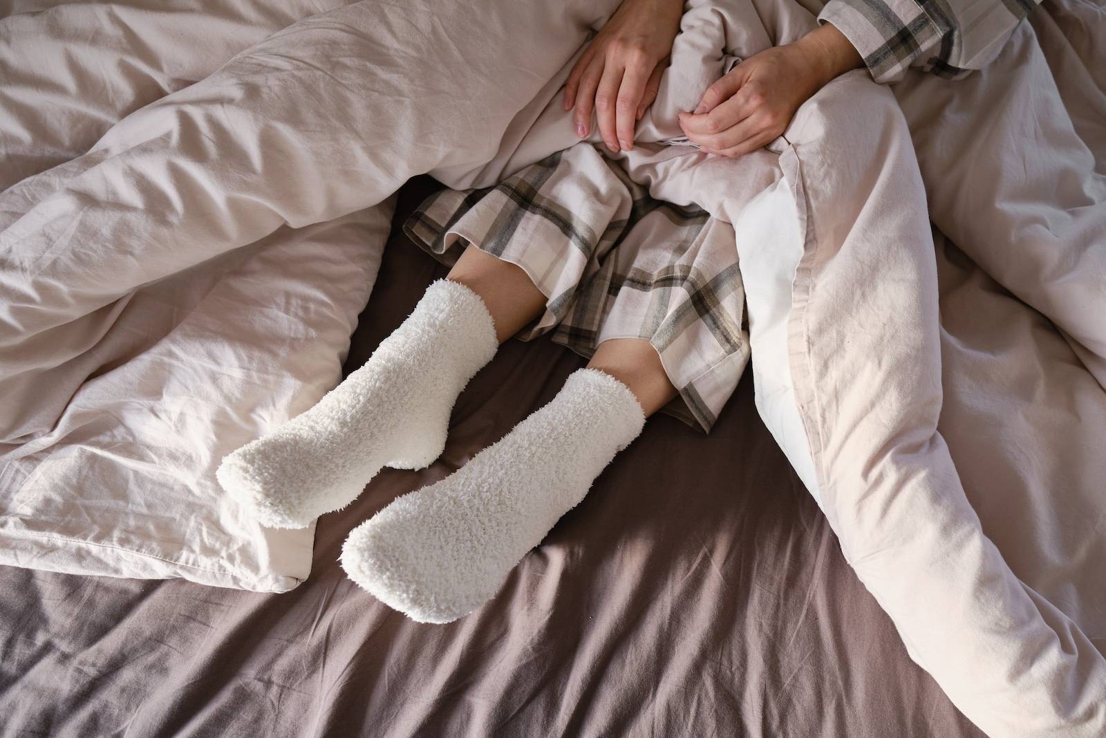 靴下を履いて寝るのは逆効果？深部体温と冷えの真相を医師が徹底解説