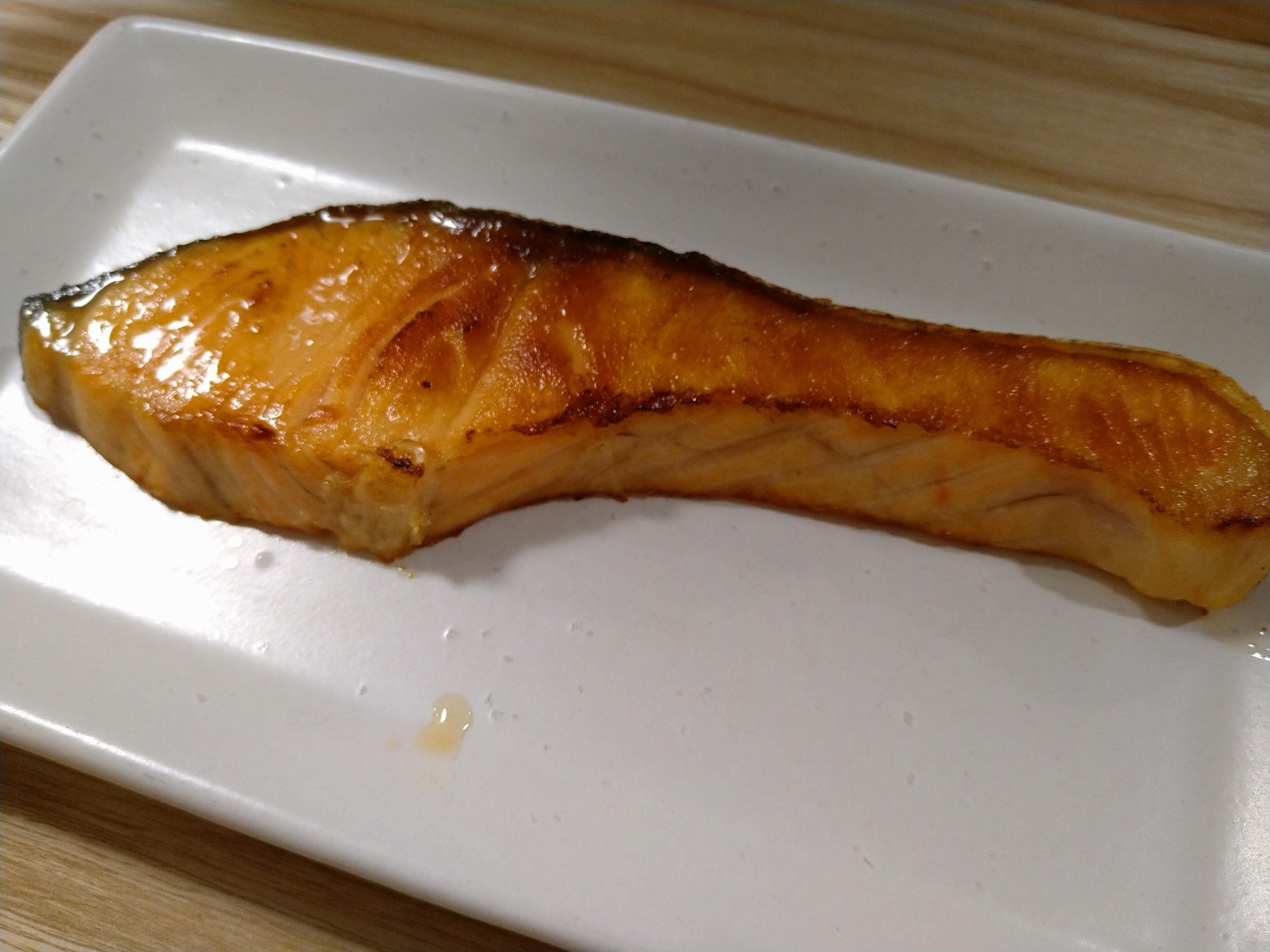 解凍なしで極上！冷凍鮭の焼き方とパサパサを防ぐプロ直伝の蒸し焼き術