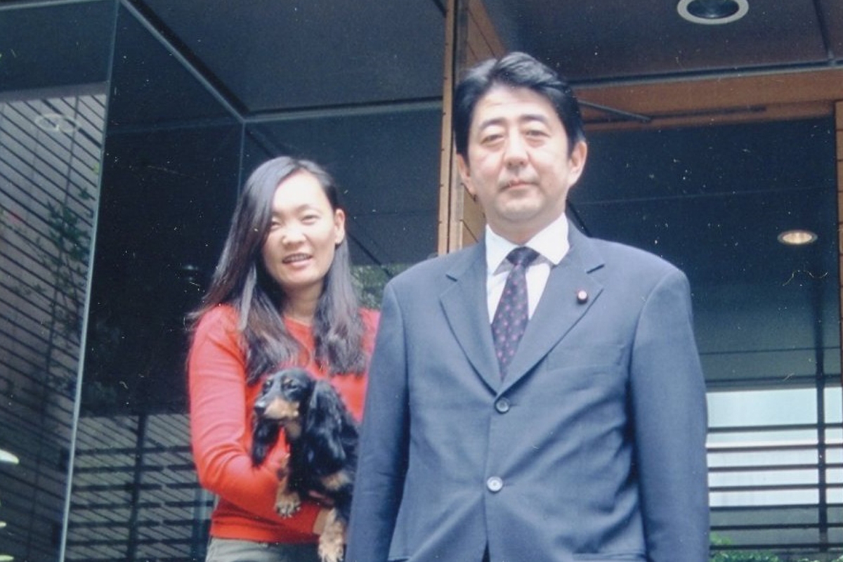 安倍昭恵キス報道の真相！布袋寅泰との泥酔現場と写真・現在の姿まで