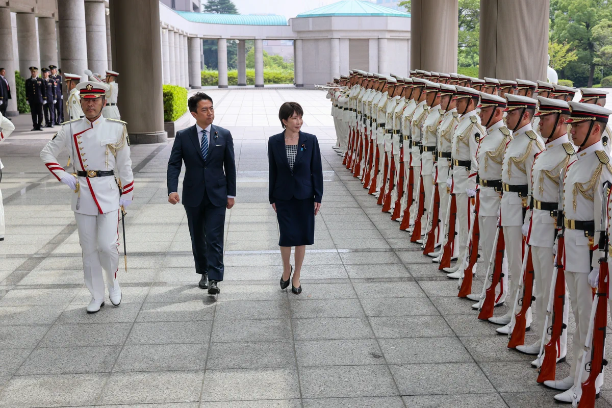内閣広報の正体とは？首相会見の裏側から年収・歴代人事の真実まで
