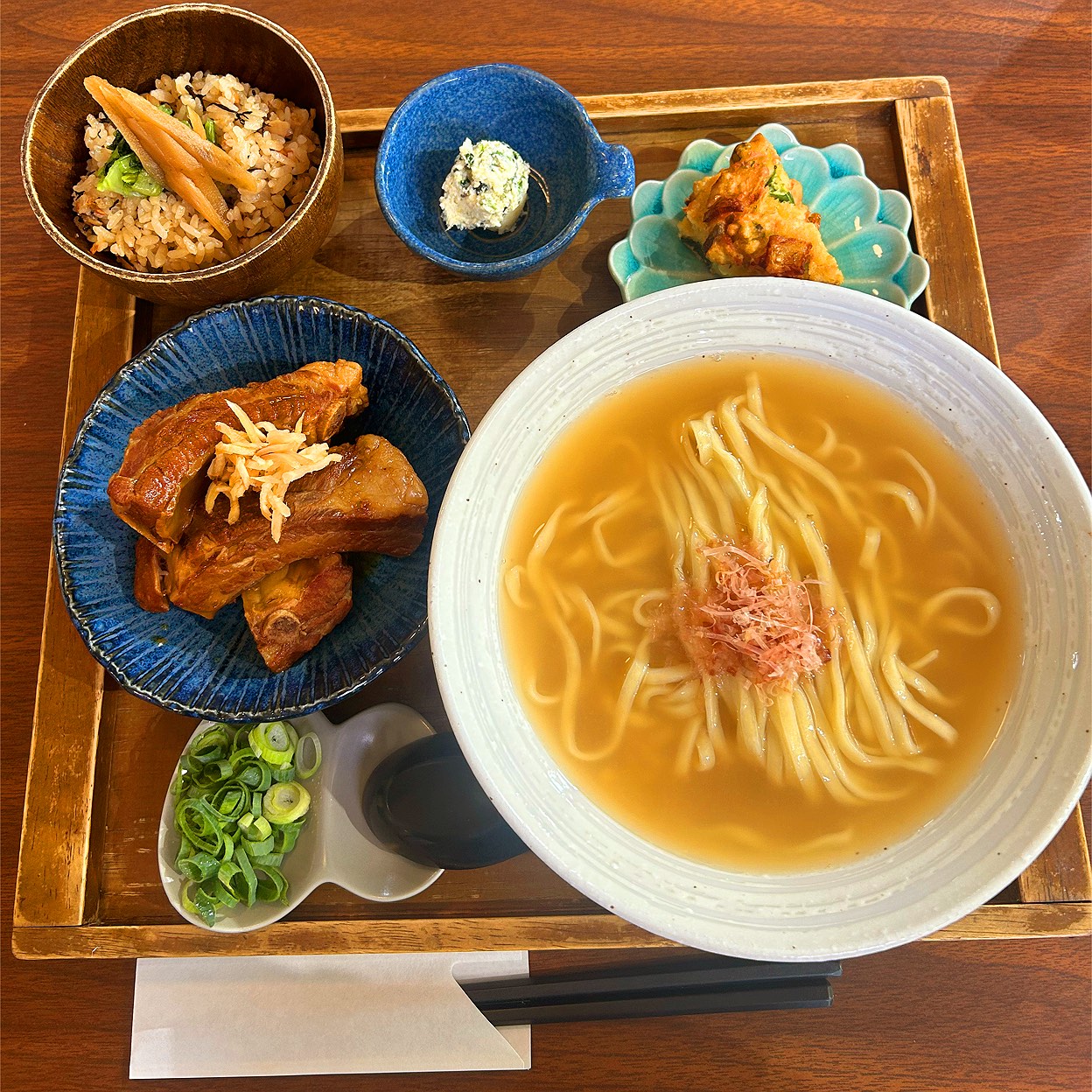 首里ほりかわ完全攻略！自家製麺の沖縄そばと混雑・駐車場の実態