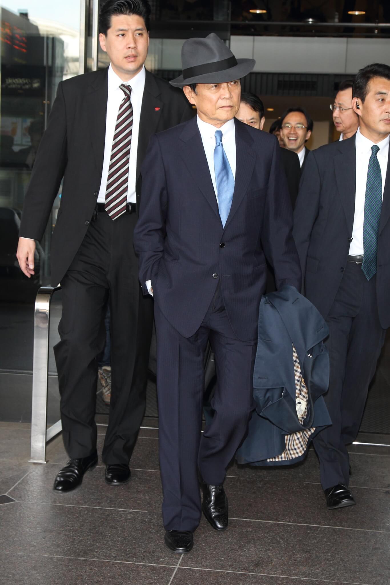 麻生太郎の服飾美学｜なぜマフィア風と称賛され世界が注目するのか