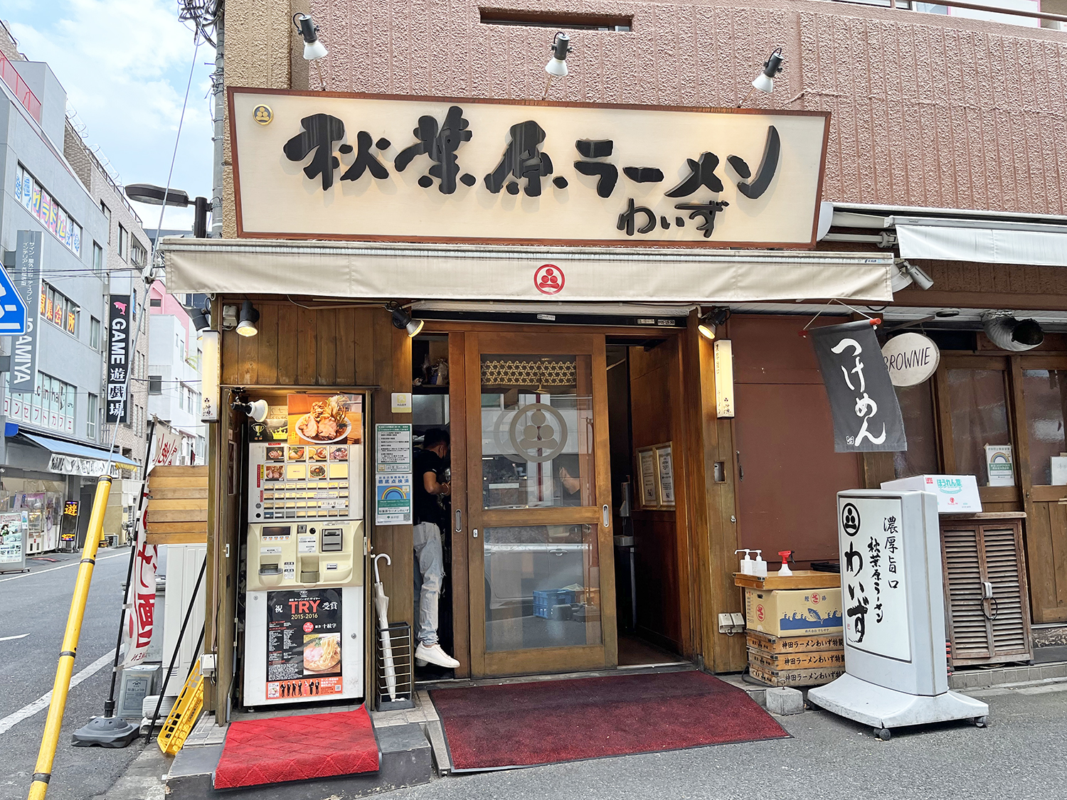 秋葉原わいずの行列の理由と味の真相｜並び方から濃厚豚骨の中毒性まで