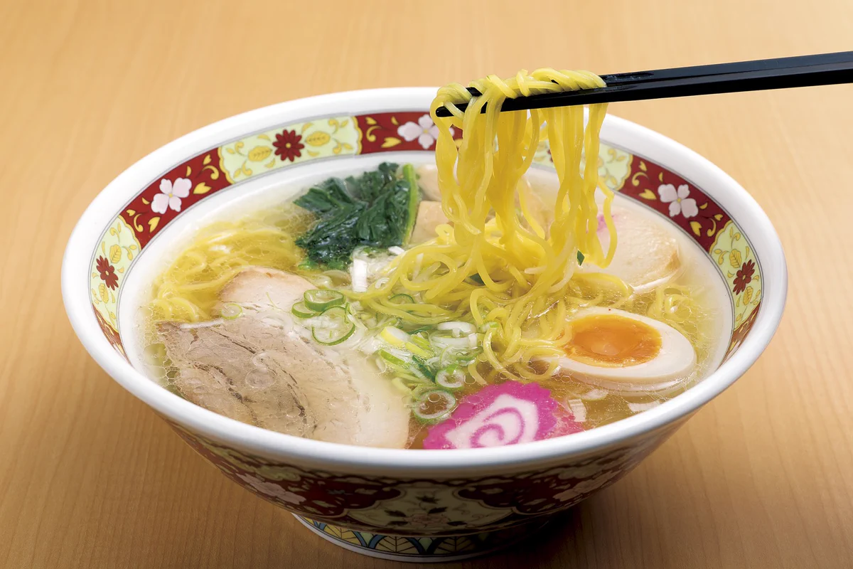 函館駅前の名店しなの検証！透き通る黄金スープと行列の真相解明