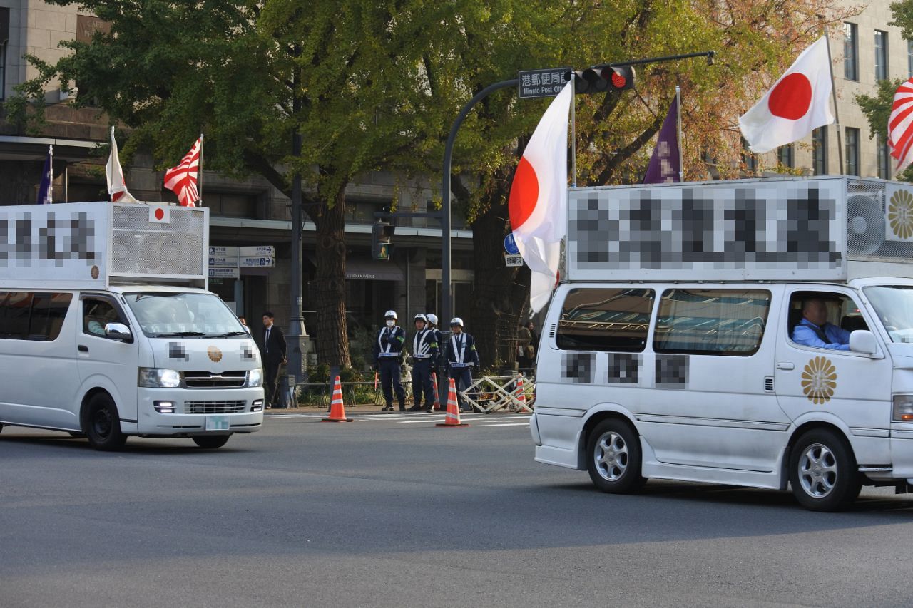 なぜ街宣車は大音量で軍歌を流すのか？知られざる目的と規制の真相