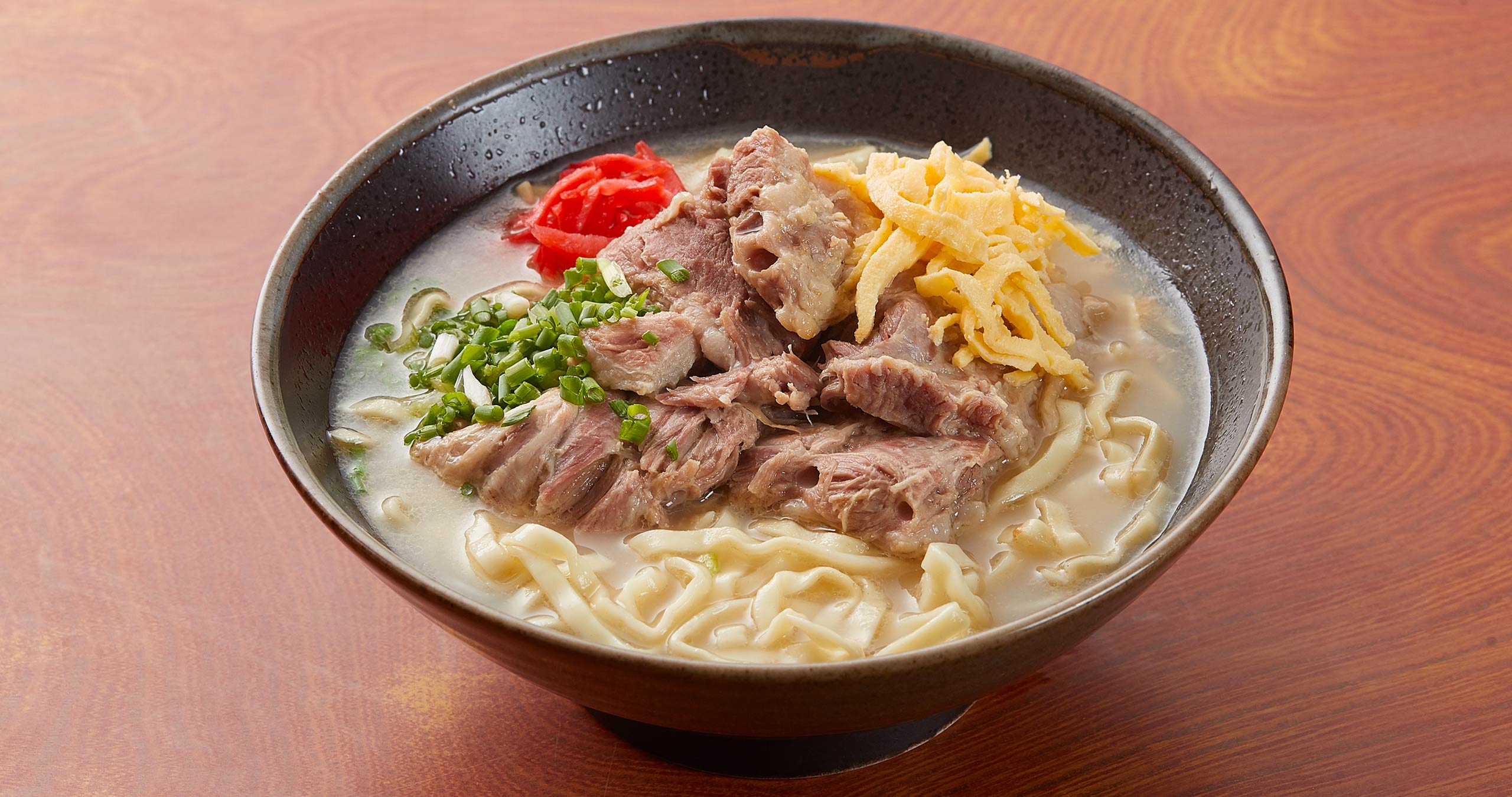 沖縄そばとソーキそばの違いを徹底解剖！肉の差とだしの秘密【2026】