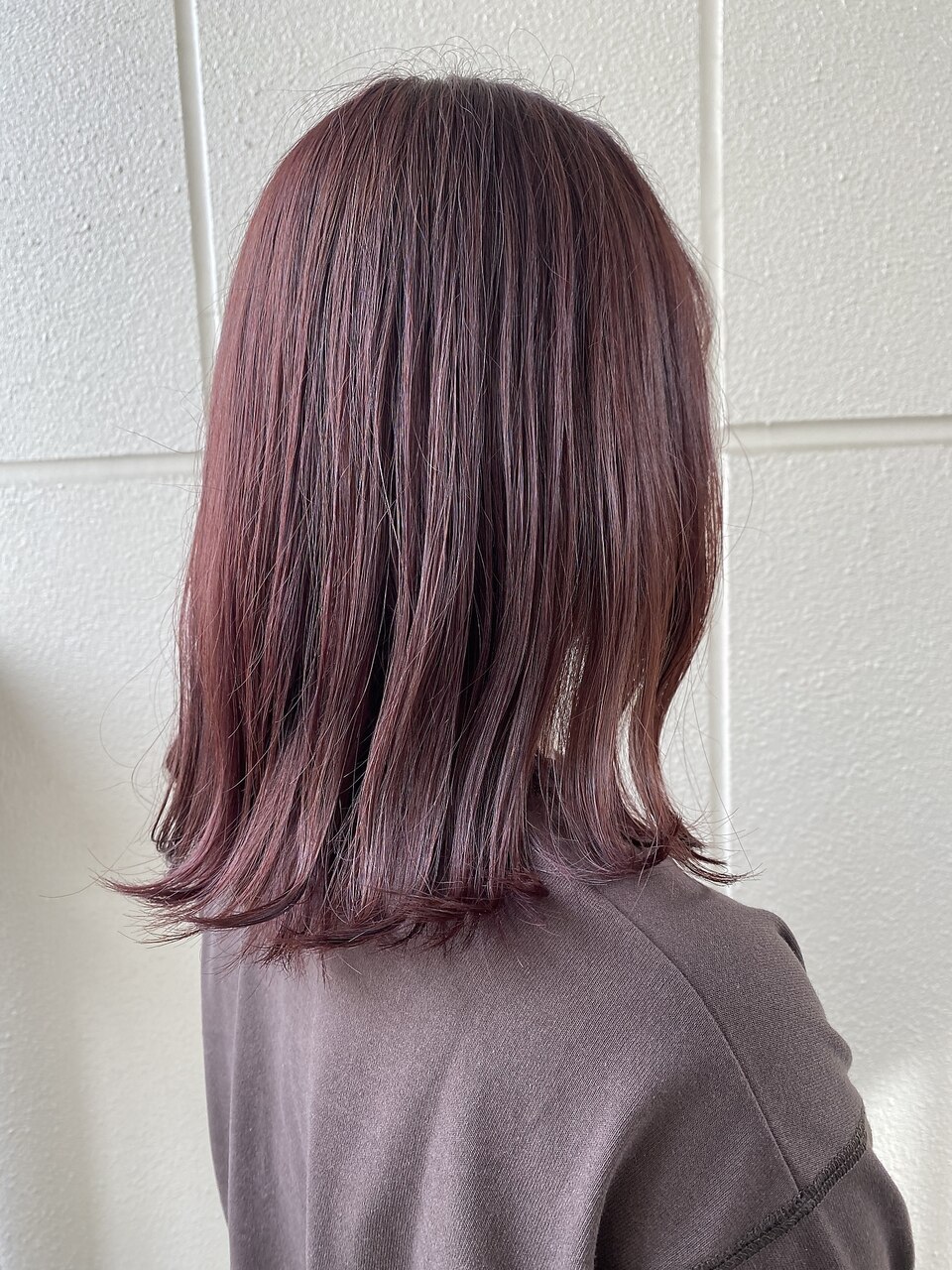 なぜカシスブラウンはブリーチなしで艶が出る？人気ヘアカラーの真相を徹底解説