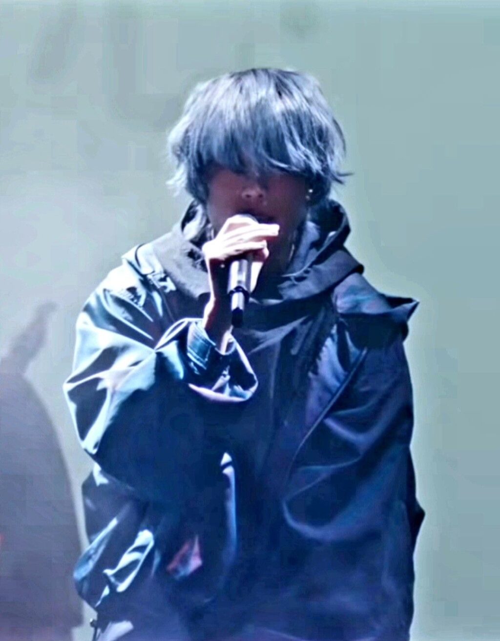 Eveの顔バレ写真は本物？素顔イケメン説の真相とライブ最新情報