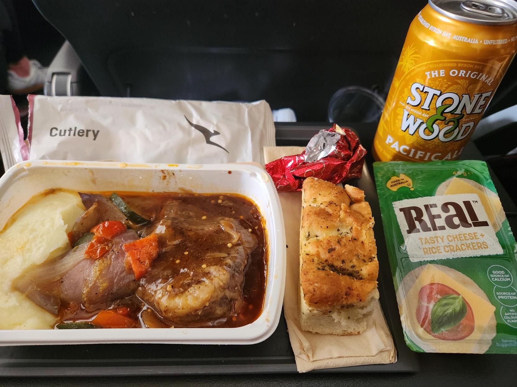 カンタス航空の機内食はまずい？2026最新メニューと評判の真相を検証