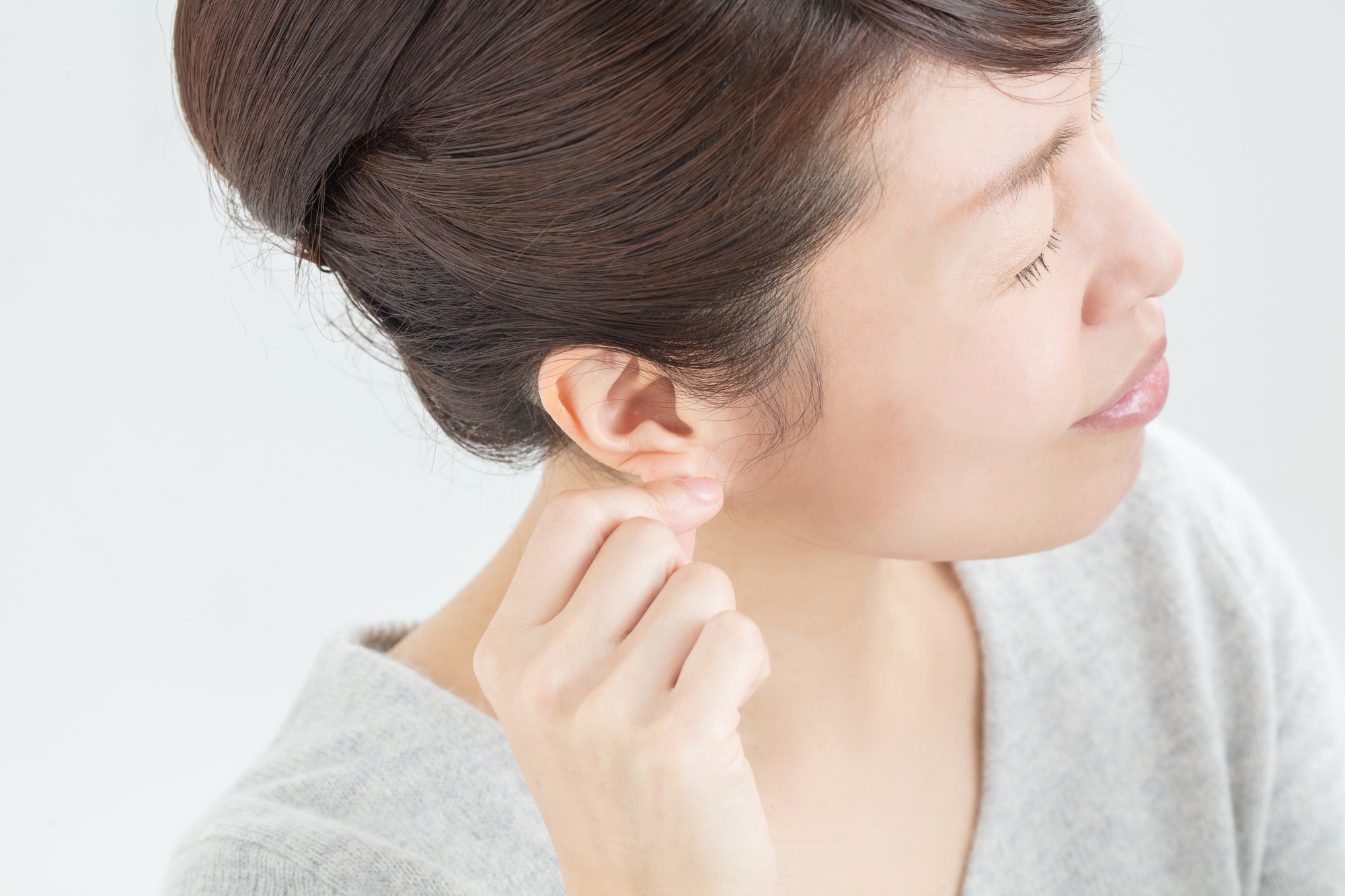 耳たぶやリンパの腫れとしこりの正体！痛みの有無で見極める受診基準