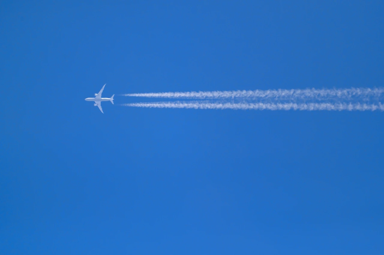 飛行機雲は英語で何と言う？ネイティブ表現と直訳が通じない理由