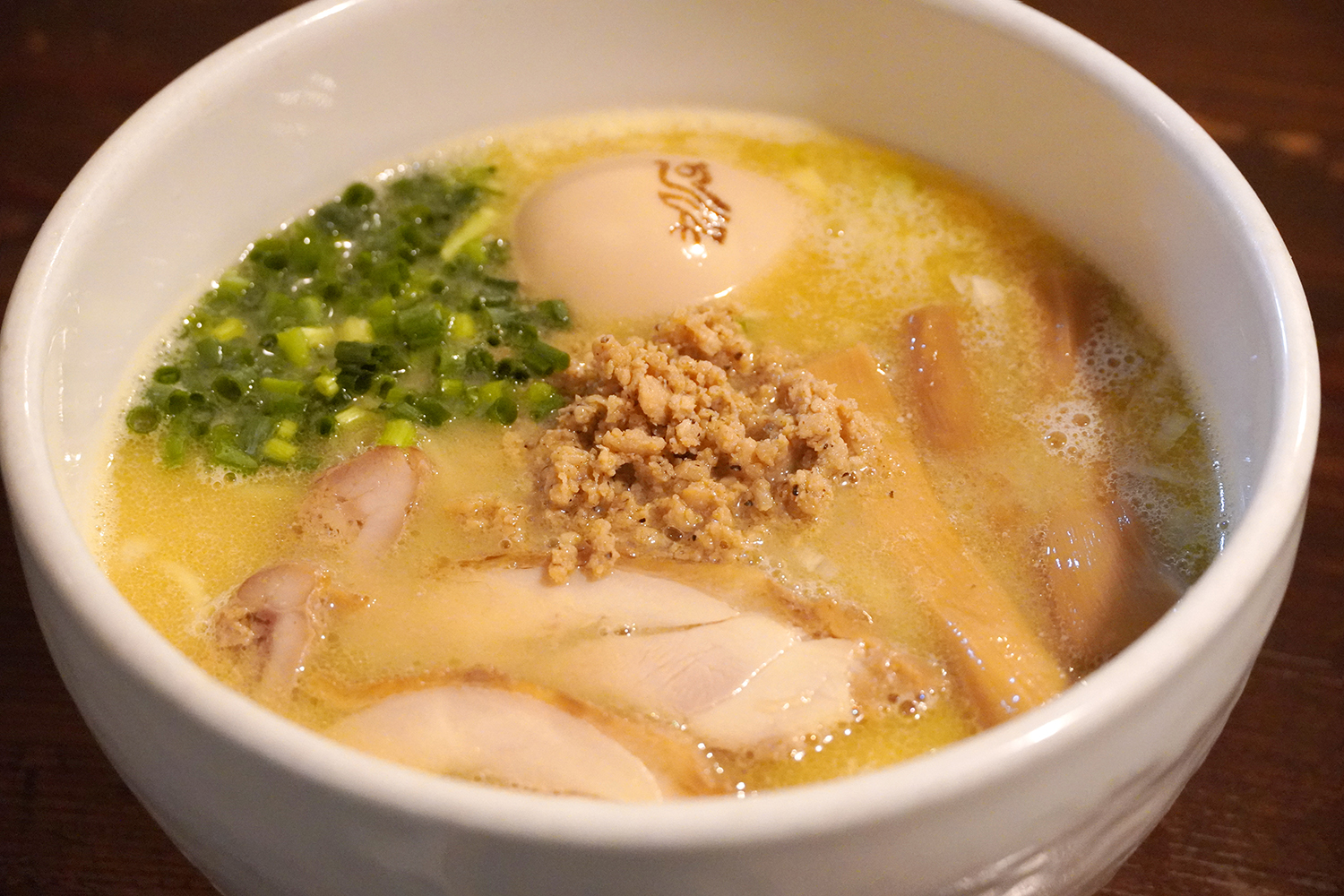 【2026年最新】「鶏の穴」の意味と由来に驚きの声、ラーメン店から隠語まで徹底検証