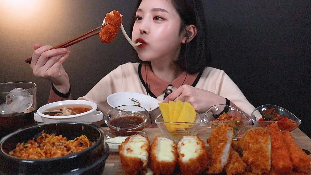 画面越しに胃袋を掴む食卓の正体——なぜ私たちは他人の「ドカ食い」に惹かれ続けるのか？