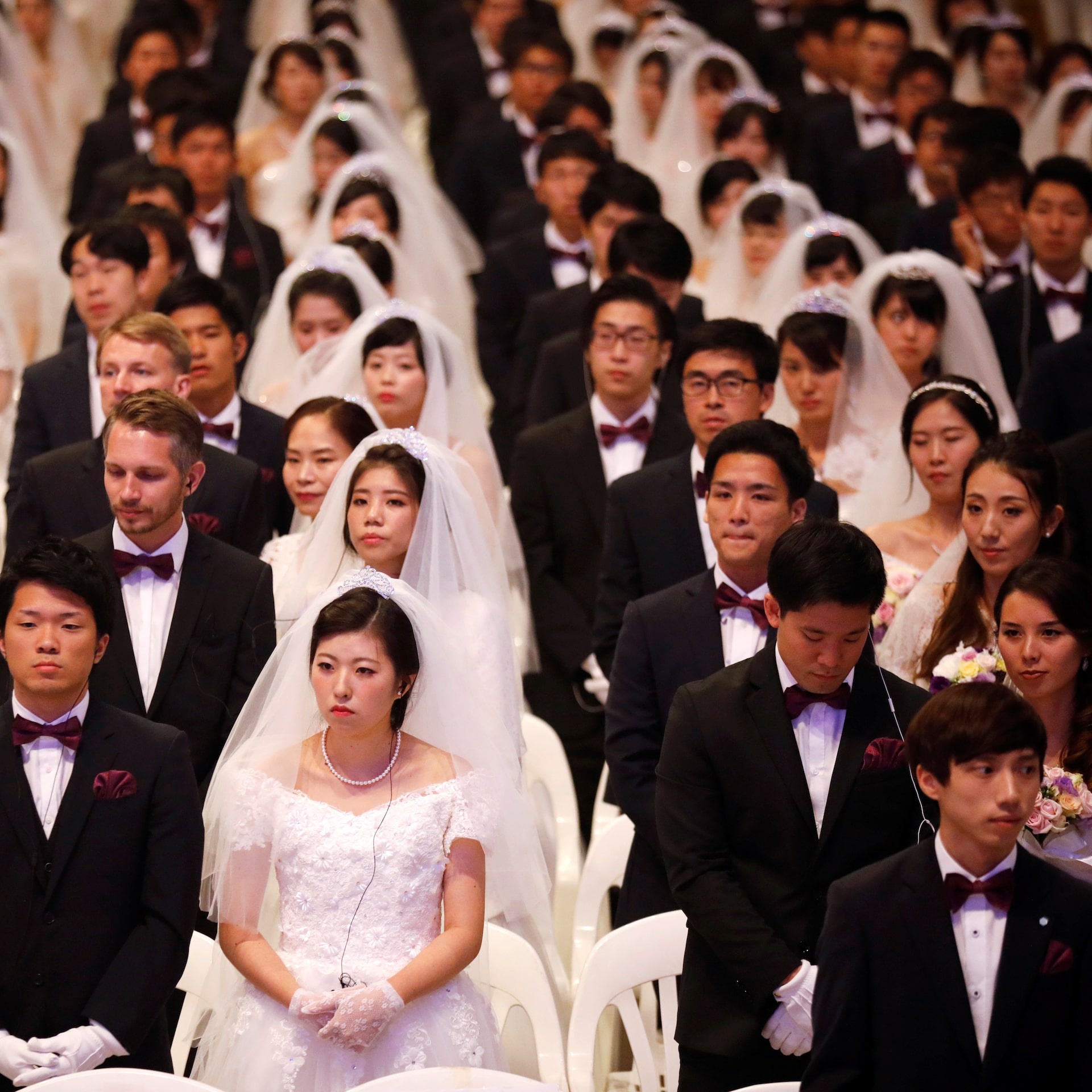 統一教会合同結婚式の実態｜費用・相手の決め方から芸能人の現在まで