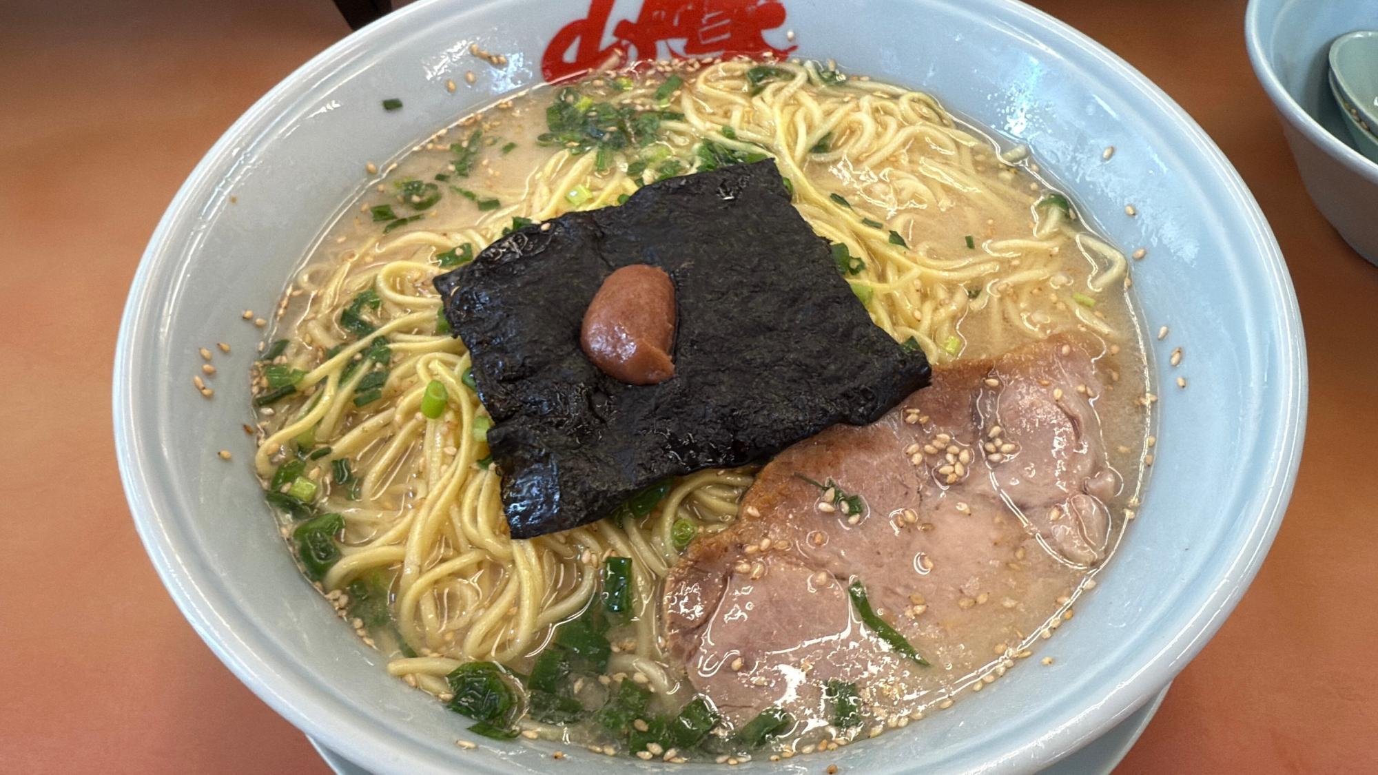 山岡家の朝ラーメンが熱狂を生む理由｜5時解禁の専用細麺と梅干しの秘密