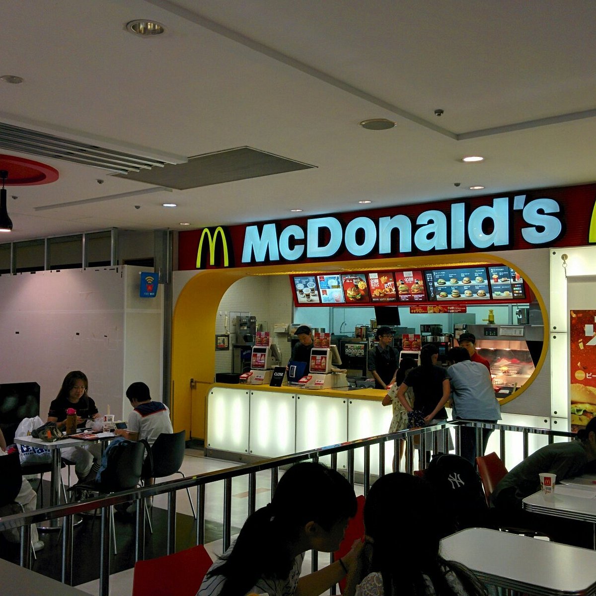 マクドナルド京都アバンティ店完全攻略！電源・朝マックと混雑回避術