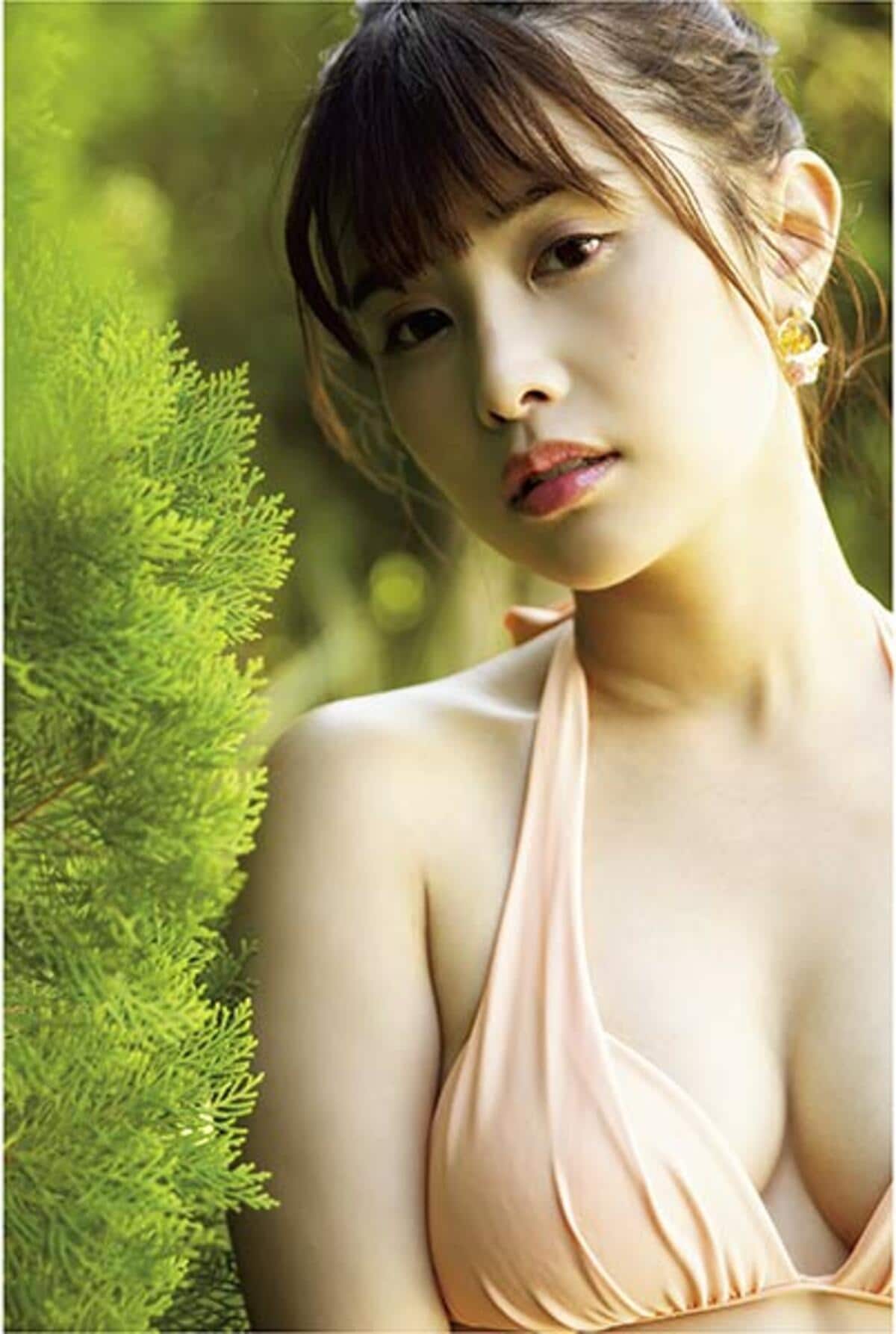衝撃の「手ブラ」解禁！人気アイドルが明かした過激ショットの裏側