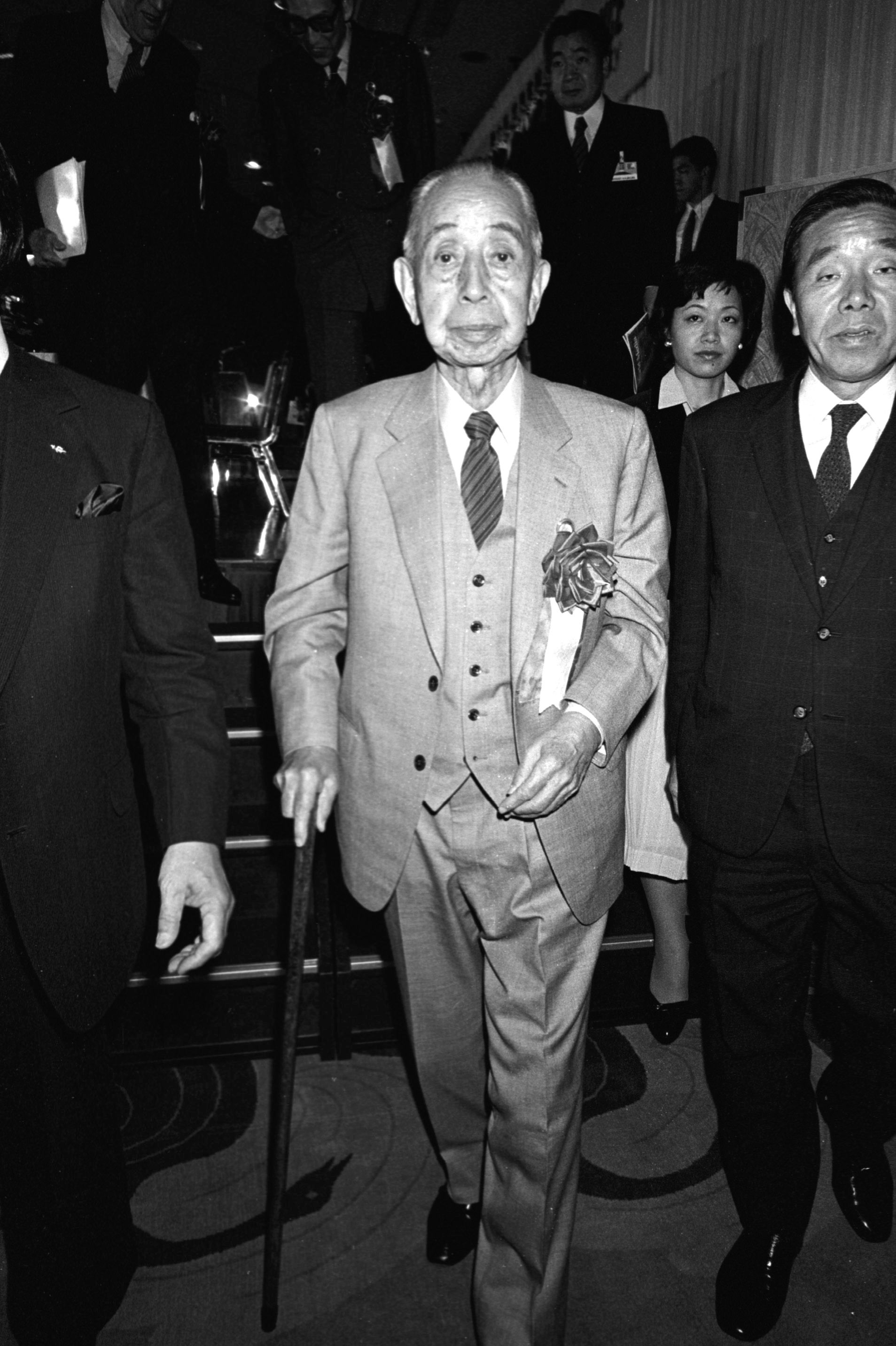 安倍晋三の祖父は誰？岸信介と安倍寛の決定的な違いと家系図の真相