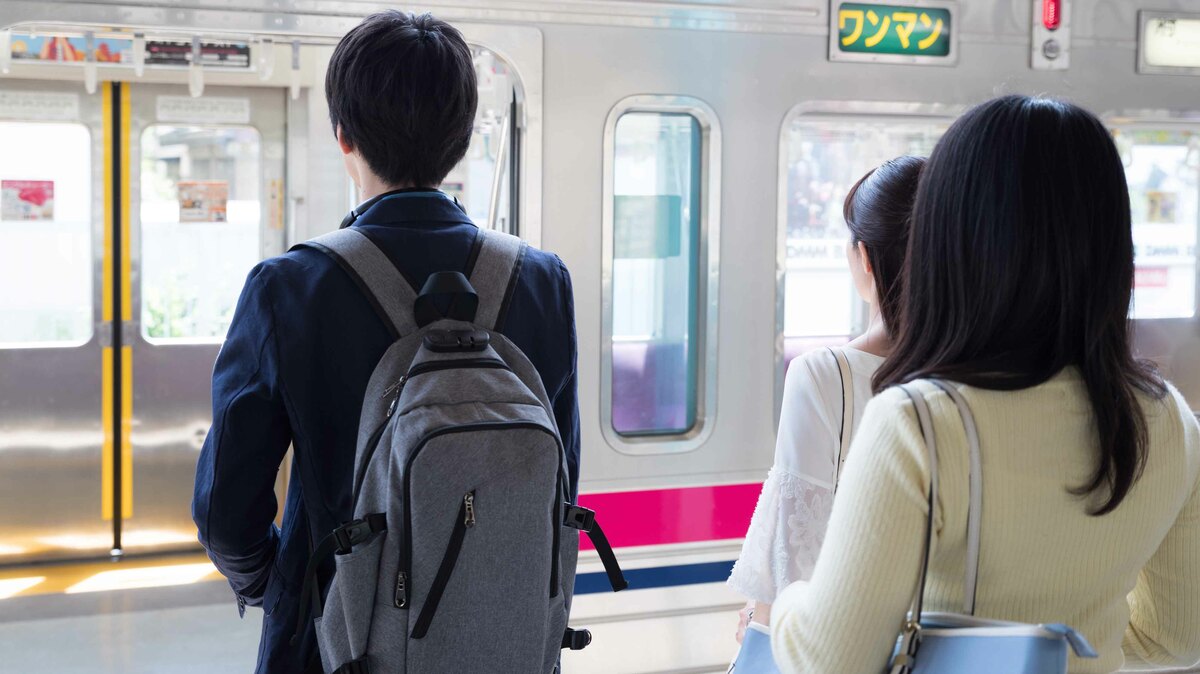 電車のリュック前持ちは迷惑？トラブルの真相と2026年最新マナー基準