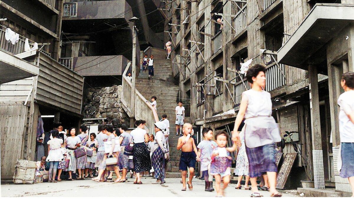 軍艦島で何があった？世界一の超過密都市が無人島へ消えた全真相