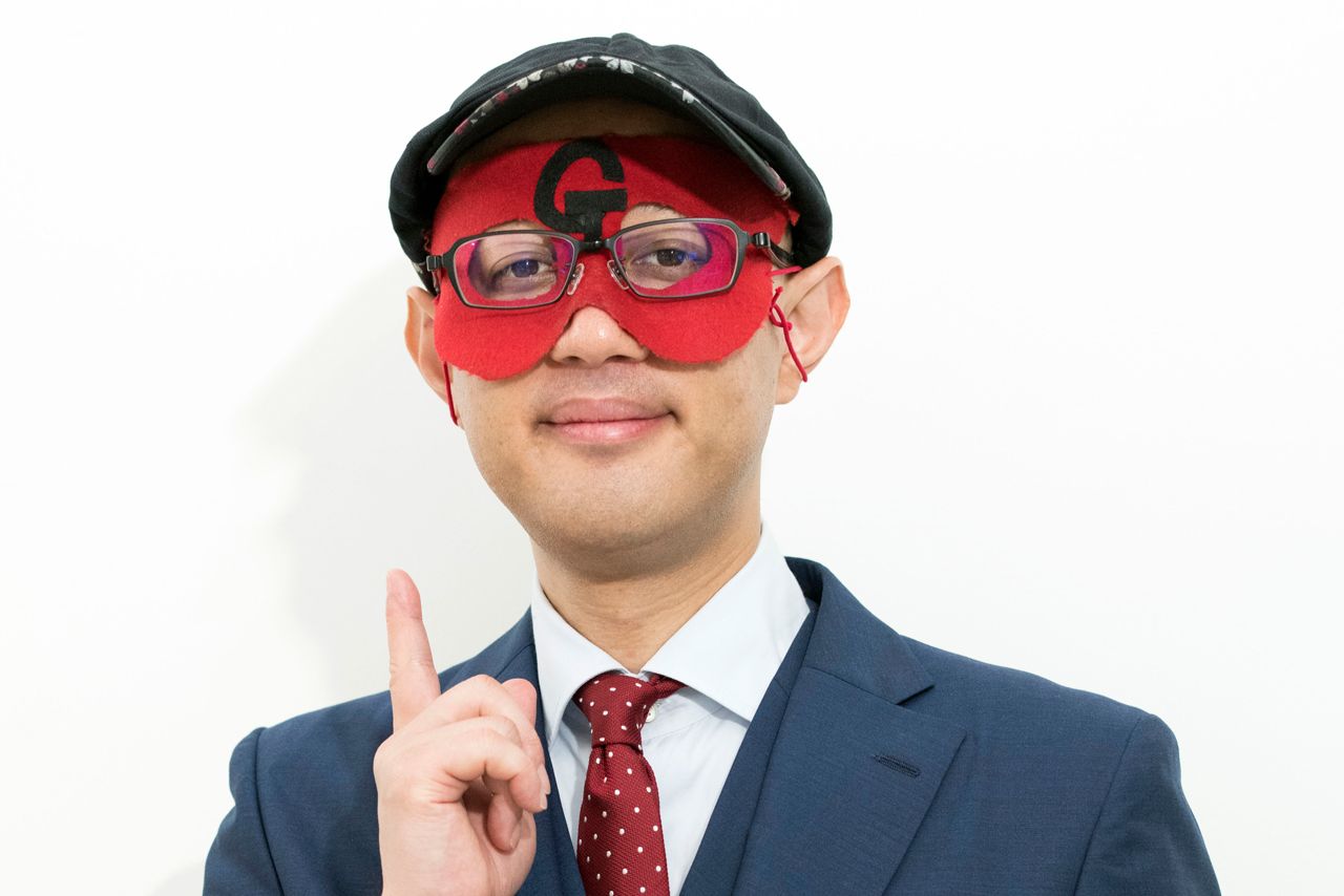 ゲッターズ飯田の素顔を暴く！赤い仮面を外さない理由と元芸人時代の貴重写真