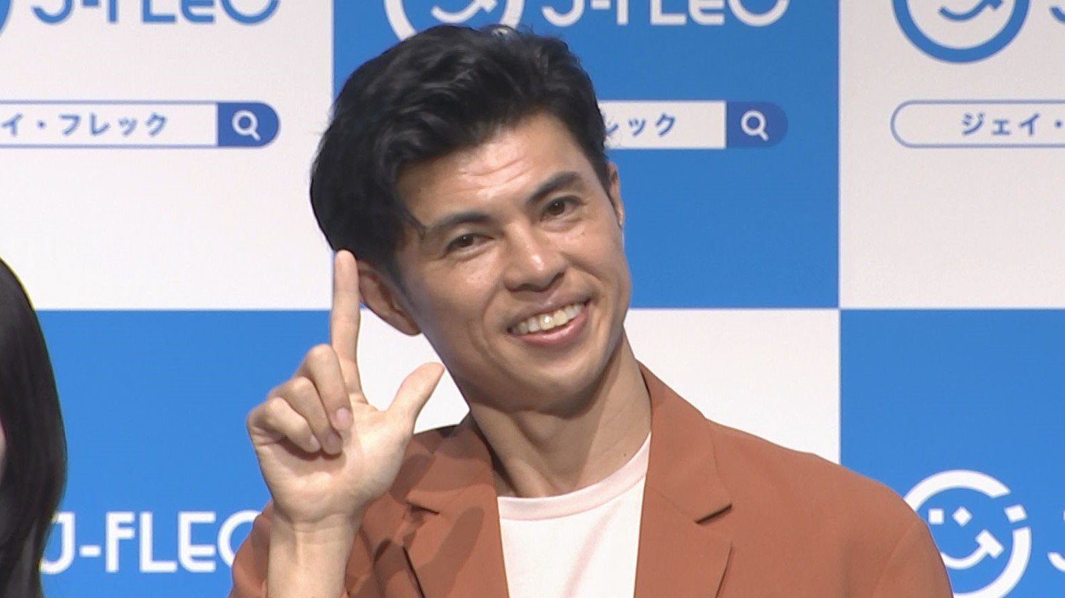 小島よしおに家宅捜索の噂？逮捕疑惑の真相と悪質偽広告の罠を暴く