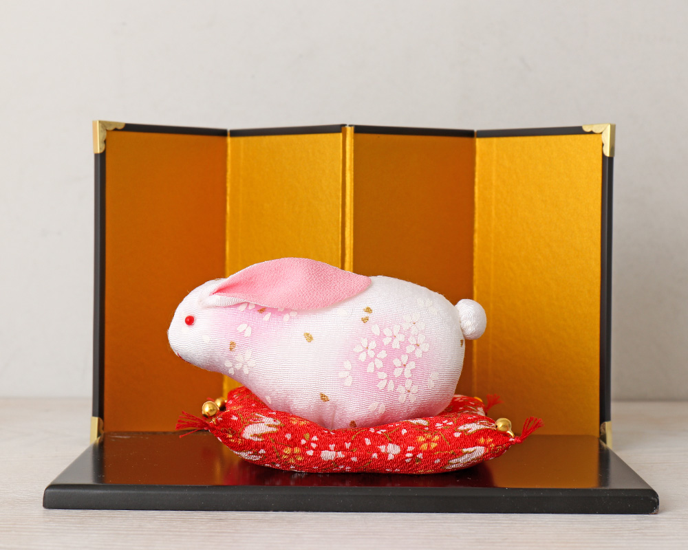 フィギュアや雛人形が映える！ミニ金屏風の100均・通販徹底検証