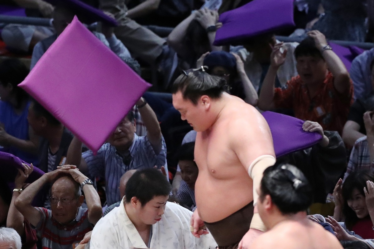 大相撲「座布団の舞」はなぜ禁止？罰金の噂と歴史の真相を徹底解説
