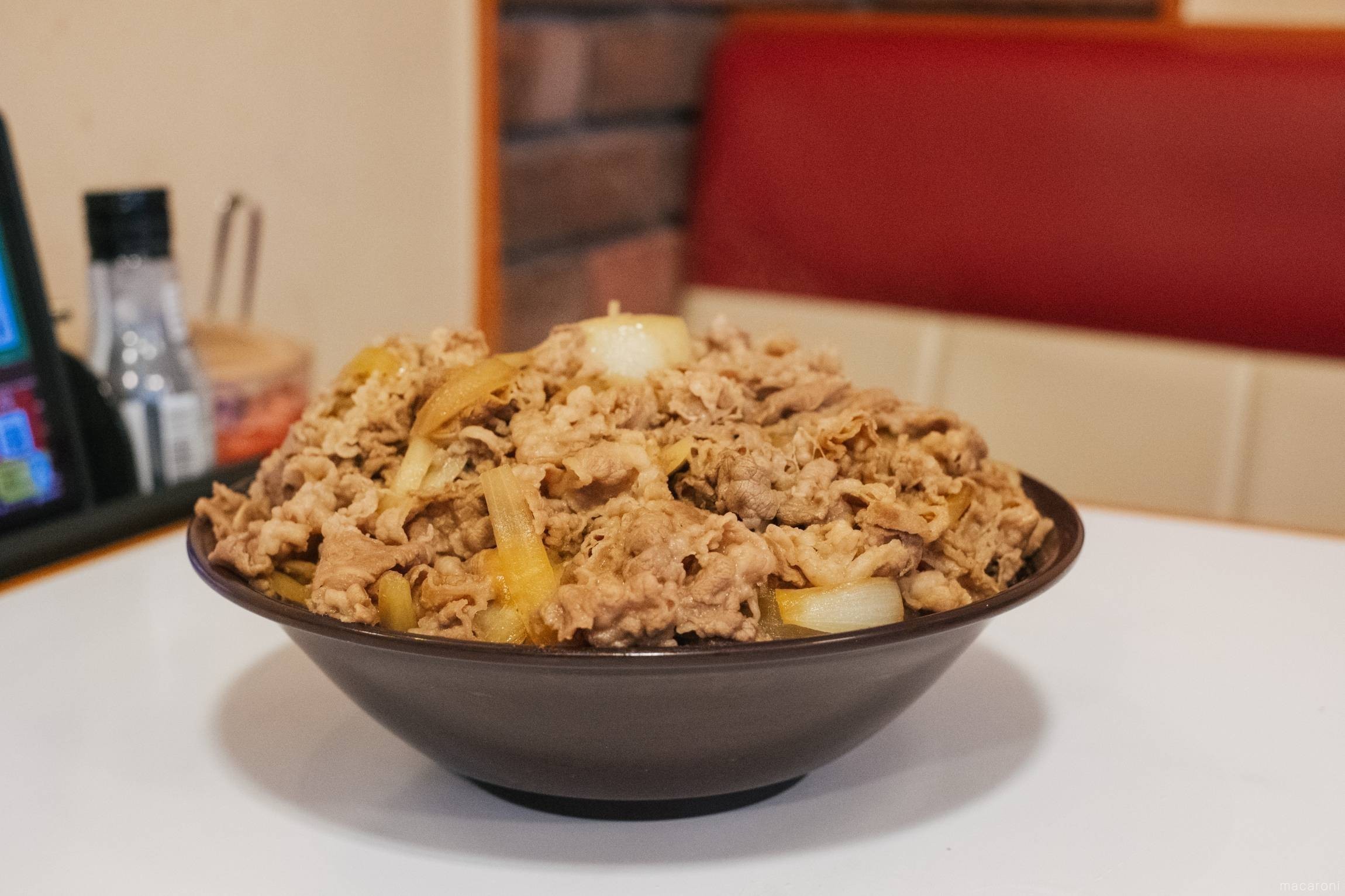 すき家キング牛丼の総重量と肉量は？並盛6倍の衝撃と完食の極意