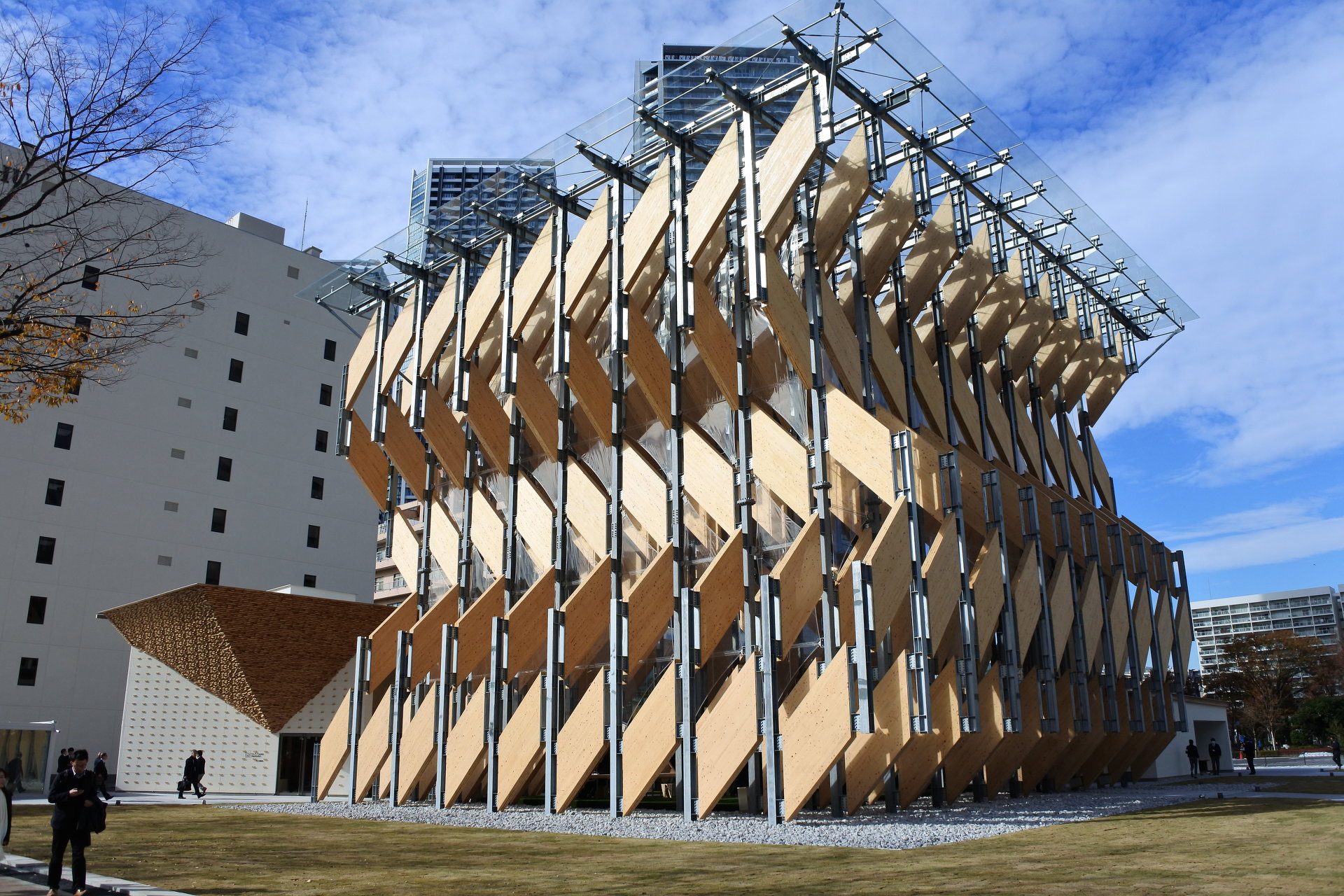 隈研吾建築の魅力と真相｜代表作・特徴から耐久性の議論まで徹底解説