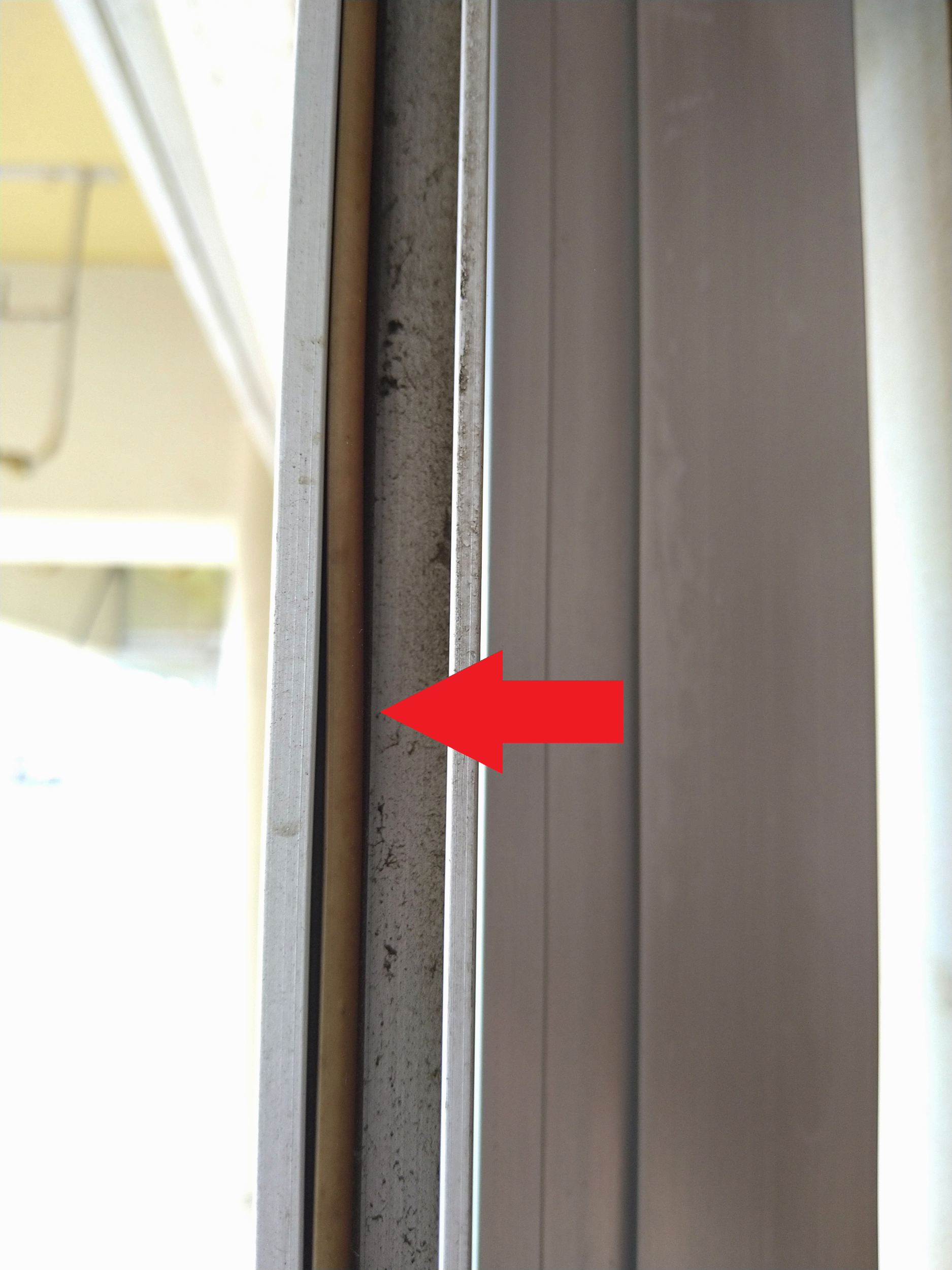 隙間テープの正しい貼り方｜窓や玄関の隙間風・防音対策の完全ガイド