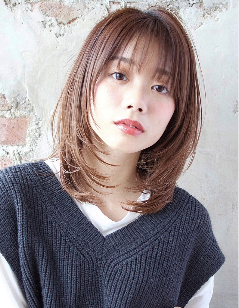 2026年の髪型トレンドを席巻！「セミロング レイヤー」が今、大人の女性に選ばれる決定的な理由