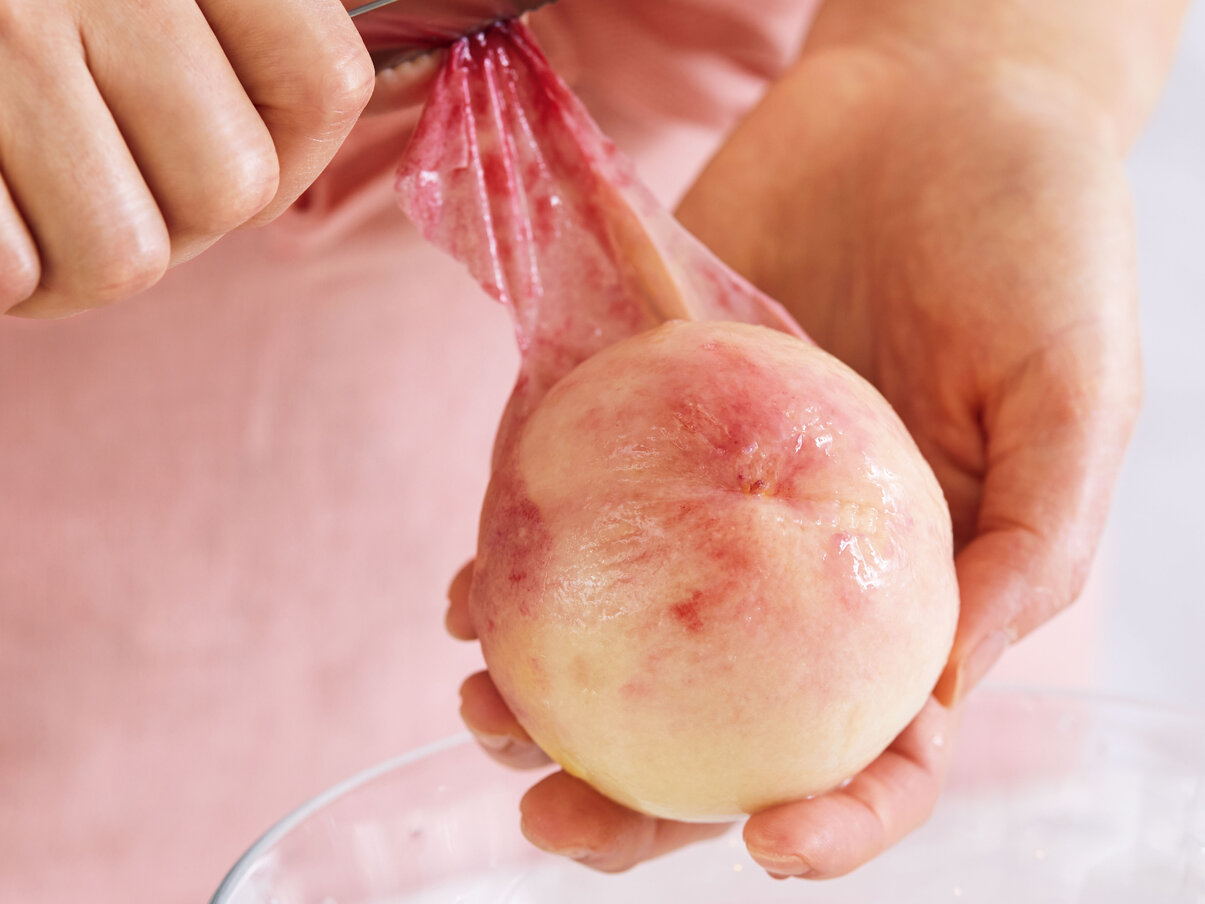 桃の皮がつるんと剥ける裏ワザ！失敗知らずの簡単湯むきと切り方徹底解説