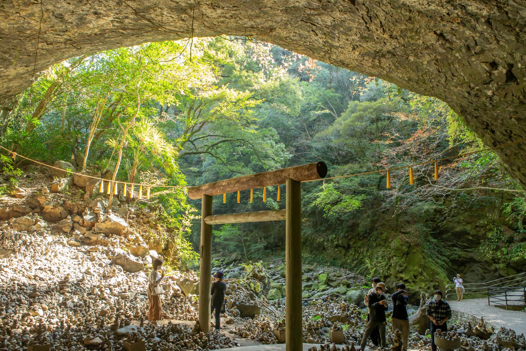 天安河原神社はなぜ怖い？石積みの真相と強力なご利益の正体