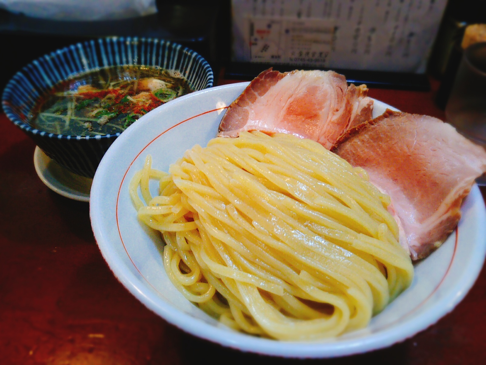 麺食堂88が奈良屈指の行列を作る理由とは？人気メニューと攻略法解説