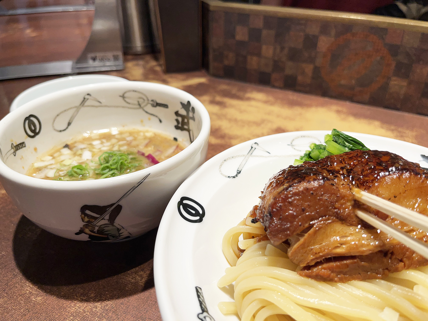 秋葉原・麺屋武蔵武仁の極厚肉と濃厚つけ麺！混雑回避の極意