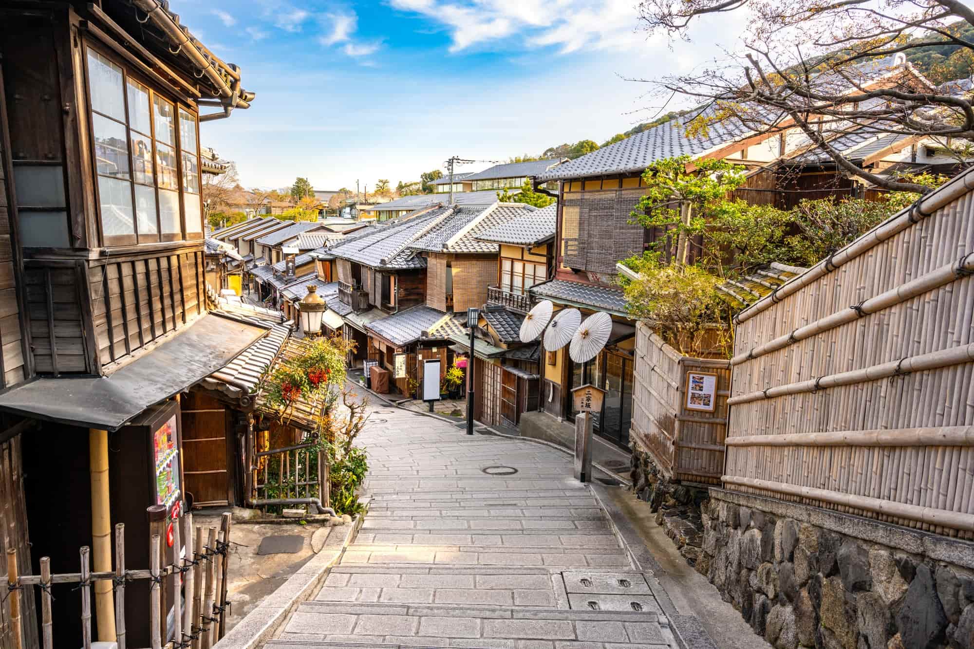 京都・三年坂で転ぶと死ぬ？都市伝説の真相と産寧坂の由来を解明