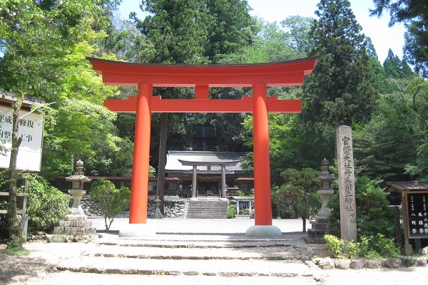 丹生川上神社下社が最強と評される理由｜白黒の神馬と木造階の謎を解明