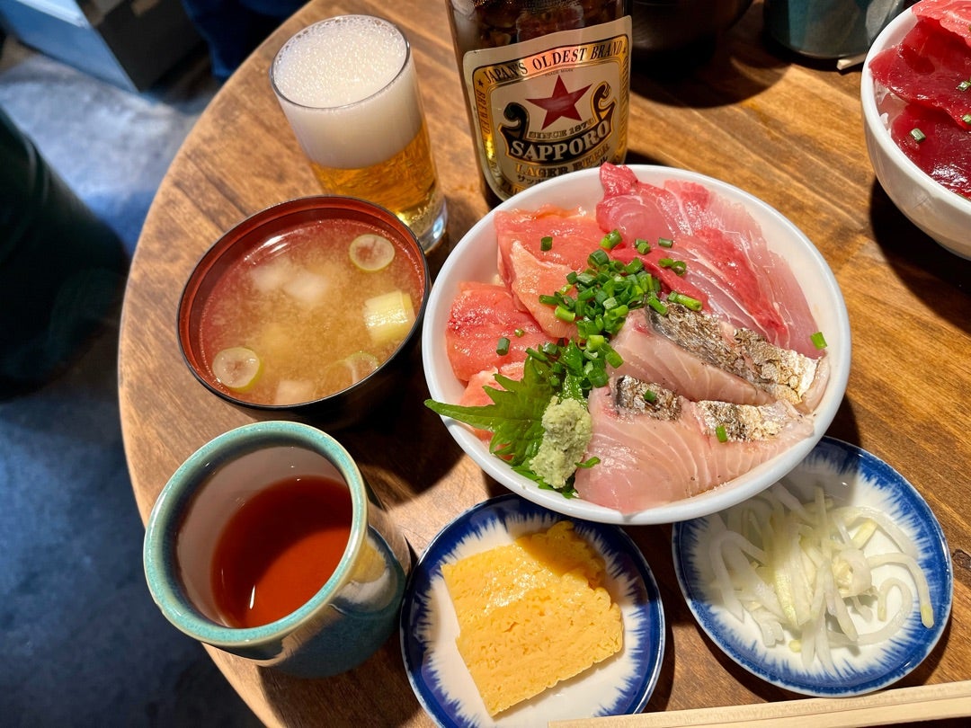 築地はじめ鮮魚店が話題沸騰の理由！海鮮丼の評判・混雑状況を徹底取材