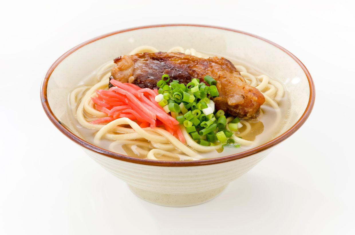 ソーキそばと沖縄そばの違いを徹底解明！肉の部位や出汁の真相
