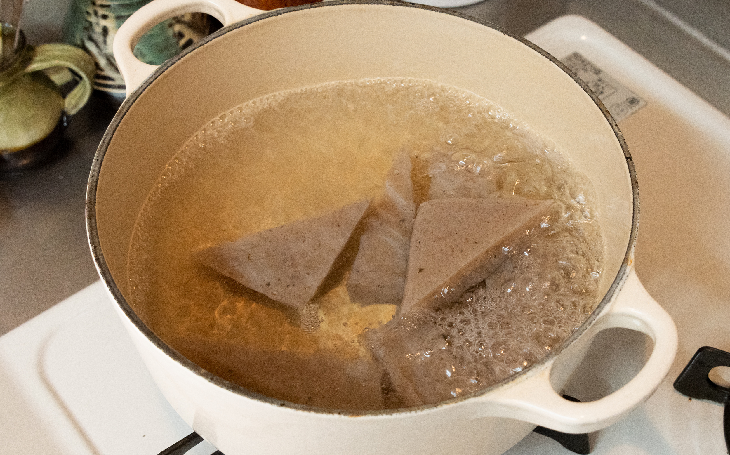 こんにゃく下ゆでの理由と正しい下処理｜臭み抜きと味染みのプロ技