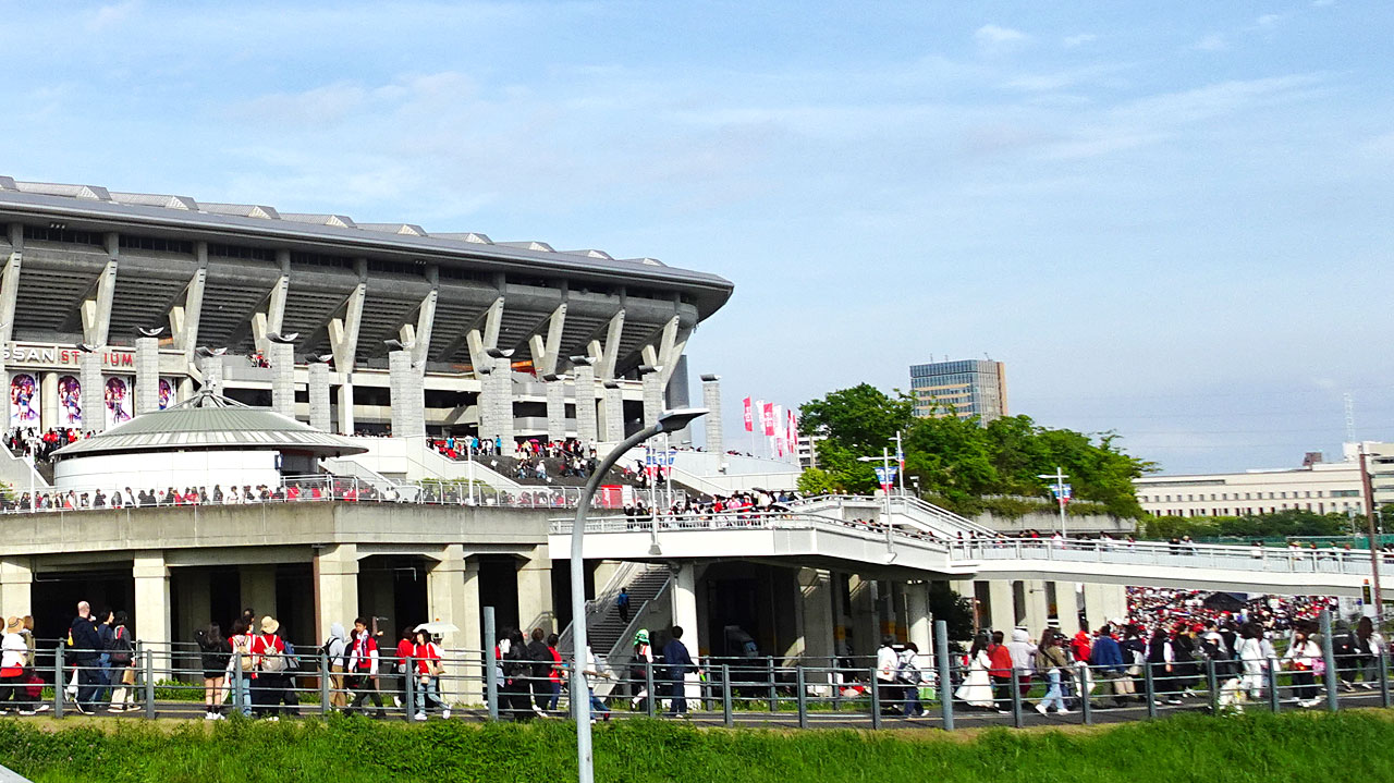 日産スタジアム西ゲート攻略！新横浜より小机駅が正解？座席と混雑の真相