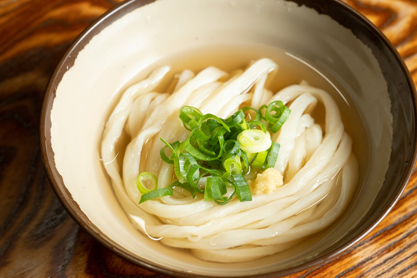 【2026年現地取材】深緑の山奥に立ち込める薪の香り——「山内 うどん」が誇る奇跡のコシと“ひやあつ”の極意に迫る