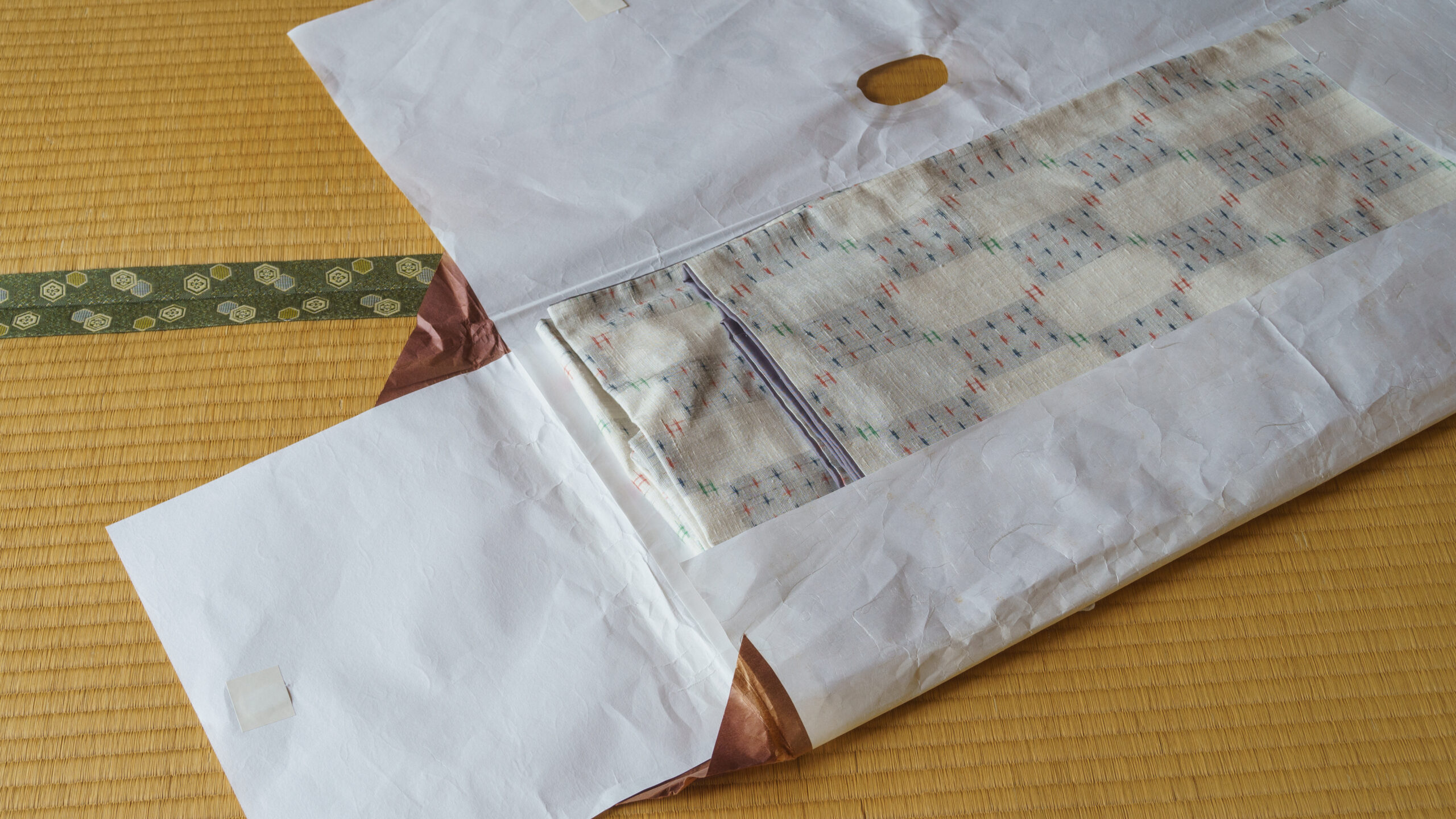 たとう紙とは何か？放置厳禁！プロが教える交換時期と正しい包み方